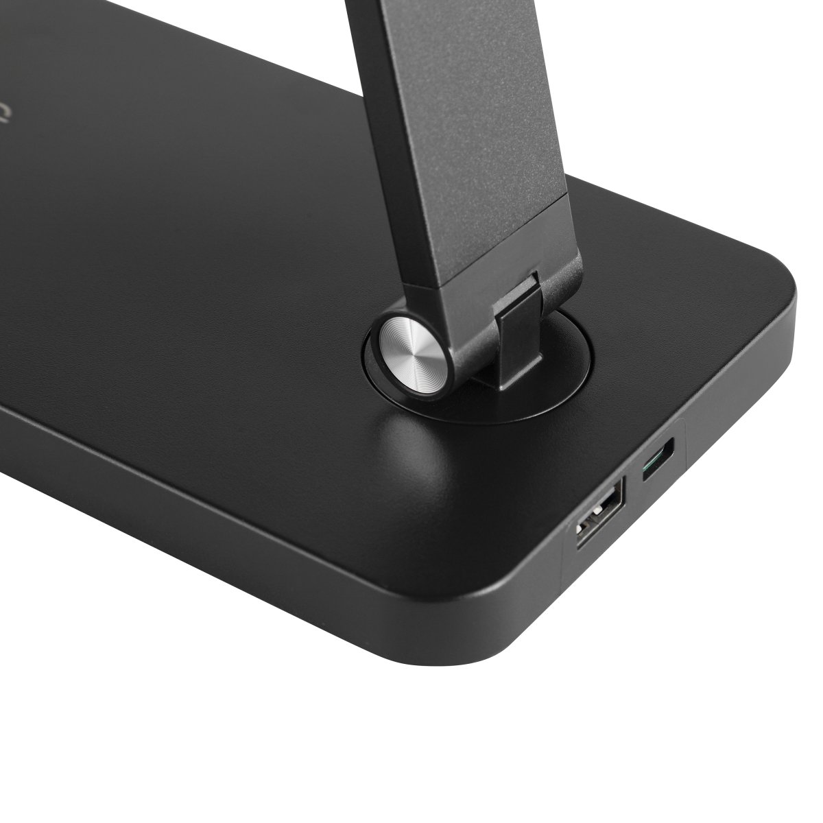 Lomina 38cm Svart skrivbordslampa från Brilliant - Med b&aring;de USB-C och USB-uttag kan du enkelt ladda externa enheter direkt fr&aring;n lampan, vilket g&ouml;r Lomina till en praktisk och stilren l&ouml;sning f&ouml;r moderna skrivbord.