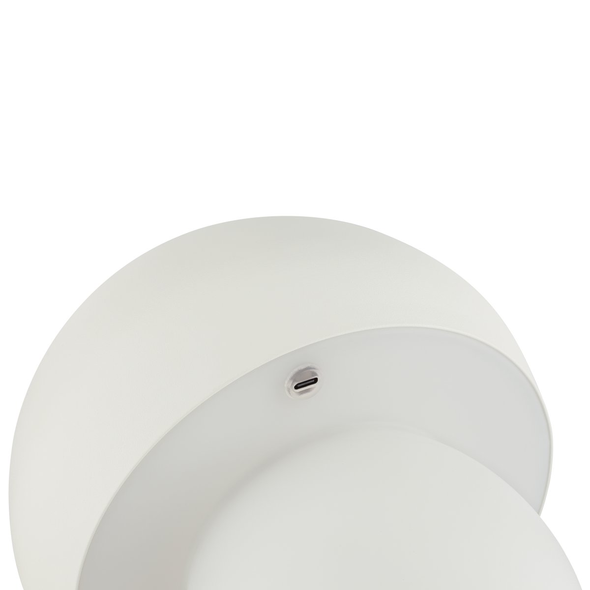 Dupis 24cm Vit portabel från Brilliant - Dupis &auml;r en modern och praktisk bordslampa i vit metall och plast, formgiven i ett svampinspirerat formspr&aring;k som g&ouml;r den till ett dekorativt inslag i alla typer av interi&ouml;rer &ndash; fr&aring;n sovrum till vardagsrum, k&ouml;k eller terrass.