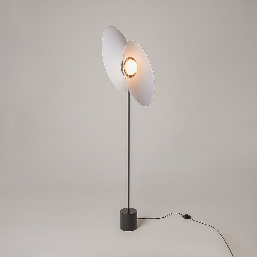 Evolution Vit golvlampa från Maytoni - Evolution &auml;r en modern LED-golvlampa med roterbara sk&auml;rmar som l&aring;ter dig styra b&aring;de form och ljusriktning.