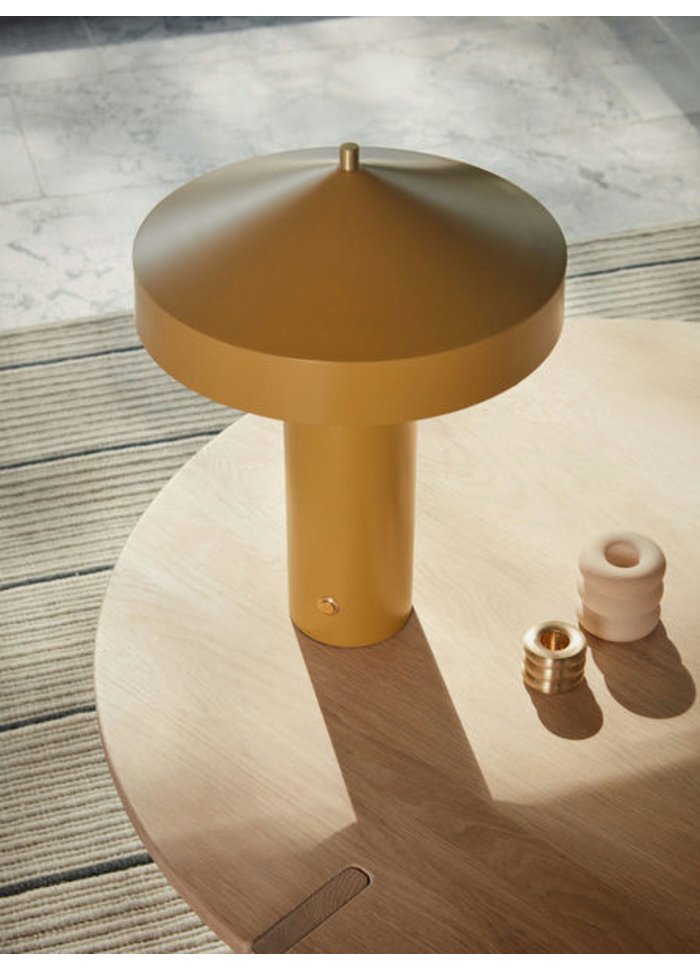 Hatto 40cm Mörkgul bordslampa från OYOY - Lampan &auml;r en del av den popul&auml;ra Hatto-serien och finns i flera moderna f&auml;rger.
