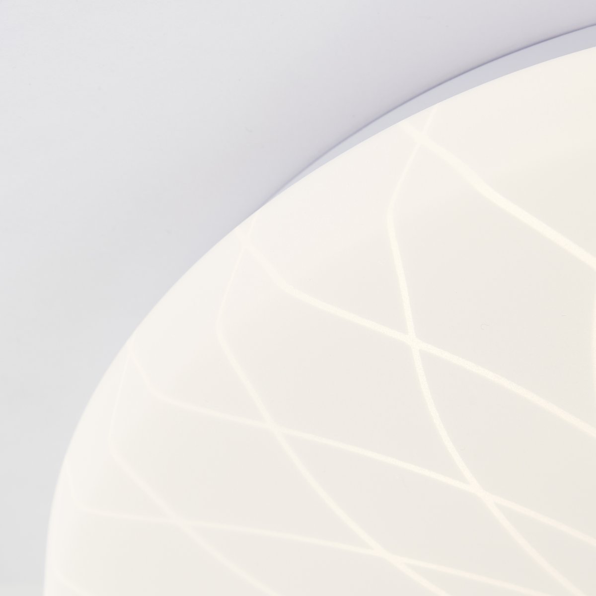 Farah Ø26 Vit plafond från Brilliant - Den integrerade LED-ljusk&auml;llan ger ett varmvitt ljus p&aring; 3000K och har en ljusstyrka p&aring; 1400 lumen &ndash; perfekt f&ouml;r att skapa en behaglig och v&auml;lbelyst milj&ouml; i exempelvis hall eller k&ouml;k.