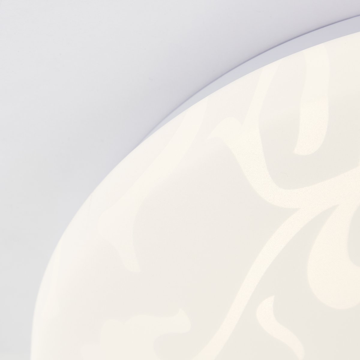 Clarica Ø26 Vit plafond från Brilliant - Den integrerade LED-ljusk&auml;llan ger ett varmvitt ljus p&aring; 3000K och har en ljusstyrka p&aring; 1400 lumen &ndash; perfekt f&ouml;r att skapa en behaglig och v&auml;lbelyst milj&ouml; i exempelvis hall eller k&ouml;k.