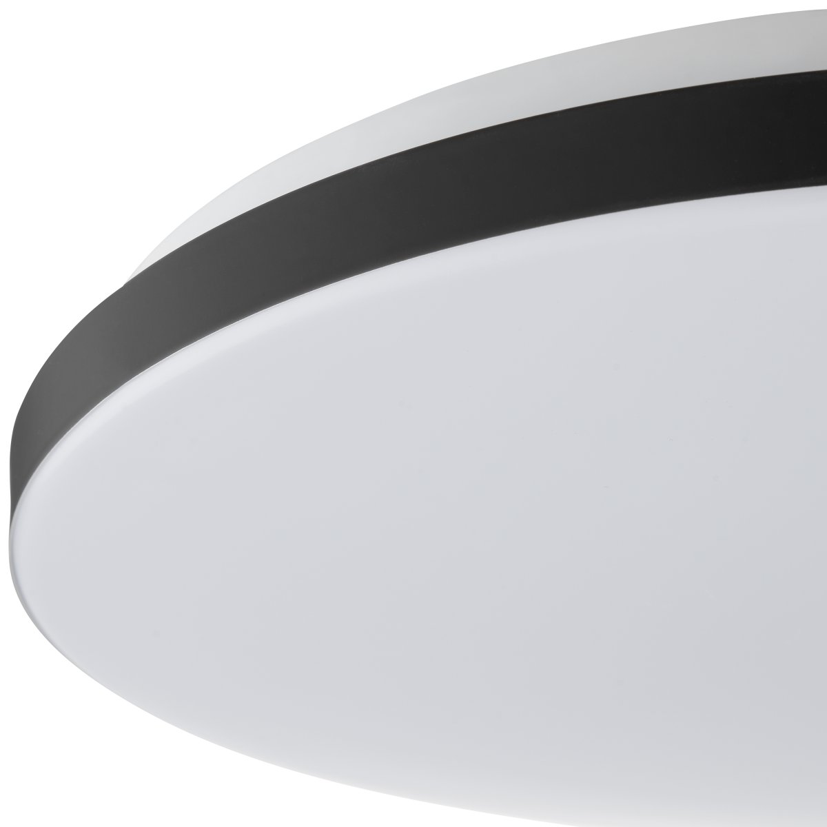 Livio Ø38 Svart plafond från Brilliant - Med en ljusstyrka p&aring; 2500 lumen och ett varmvitt sken p&aring; 3000K ger lampan ett kraftfullt och behagligt ljus som passar perfekt i utrymmen d&auml;r du beh&ouml;ver se ordentligt &ndash; utan att tumma p&aring; atmosf&auml;ren.