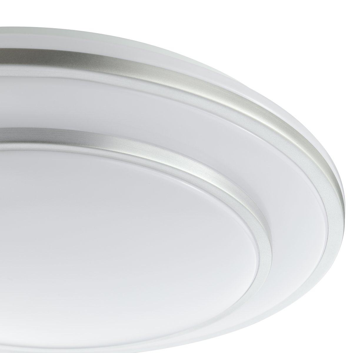 Luciano Ø40 Silver plafond från Brilliant - Luciano &auml;r en stilren plafond tillverkad i metall och plast, designad med silvriga ramar som ramar in den runda LED-panelen p&aring; ett modernt och diskret s&auml;tt.
