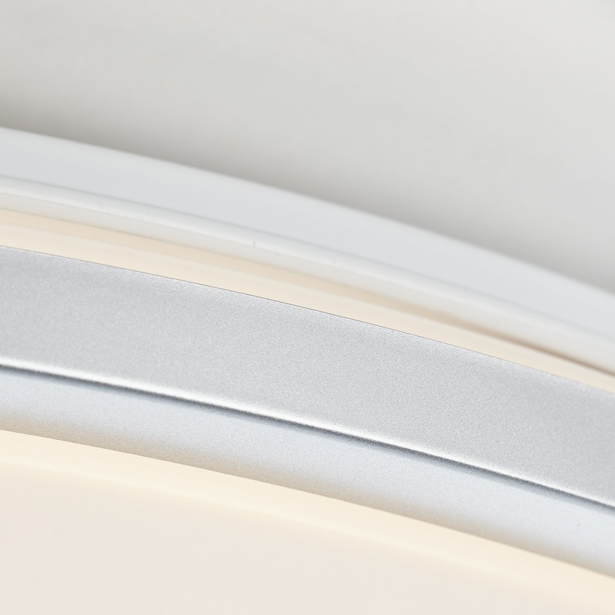 Jamil Ø48 Silver plafond från Brilliant - Jamil &auml;r &auml;ven utrustad med praktisk timer och nattljusfunktion, vilket g&ouml;r den till ett funktionellt val f&ouml;r exempelvis sovrum, hall eller vardagsrum.
