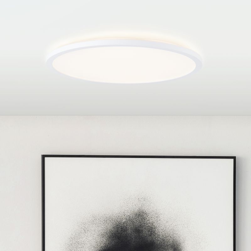 Tanida Ø42 Vit plafond från Brilliant - Den vita sk&auml;rmen har integrerad LED med en ljusstyrka p&aring; 2900lm som &auml;r dimbar med den medf&ouml;ljande fj&auml;rrkontrollen.
