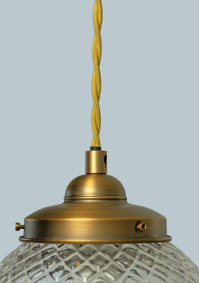 Gatsby Ø15 Antikmässing fönsterlampa från Aneta Lighting - Gatsby f&ouml;nsterlampa har ett klassiskt och elegant uttryck med en dekorativ kupa i klart, m&ouml;nstrat glas och metalldetaljer i antik m&auml;ssingsfinish.