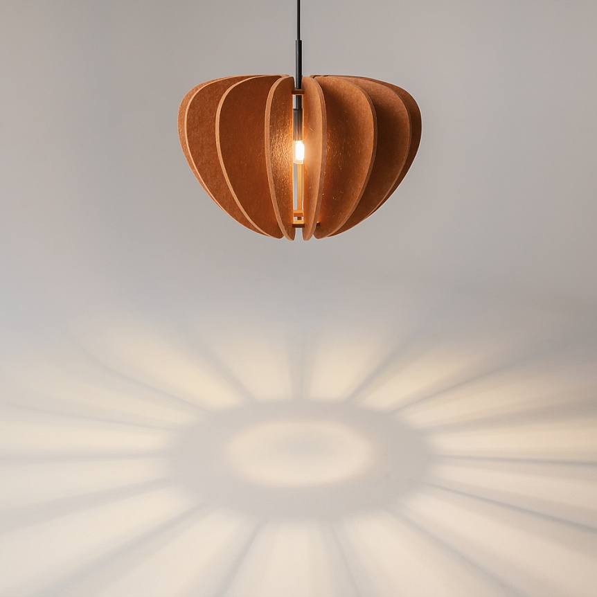 Cambio Ø48 Orange taklampa från Maytoni - Serien finns i flera f&auml;rger och former och kan h&auml;ngas i h&ouml;ga rum tack vare den 3 meter l&aring;nga kabeln &ndash; perfekt f&ouml;r kreativa ljusinstallationer som speglar st&auml;mningen i rummet.