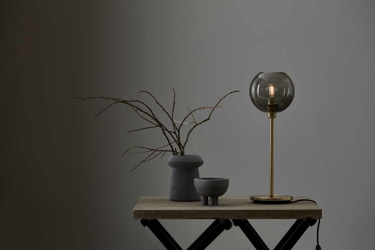 Gloria 46cm Mässing/rök bordslampa från Belid - Gloria har en enkel och elegant design med en lampfot i metall och en rund glassk&auml;rm.