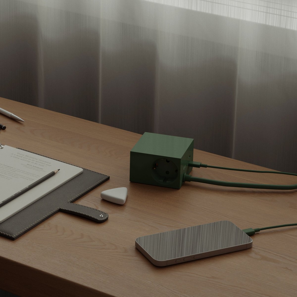 Cuboid+ Mörkgrön från Kord - Cuboid &auml;r skapat f&ouml;r att sm&auml;lta in i ditt hem eller kontor, samtidigt som det erbjuder smart funktionalitet, h&ouml;g flexibilitet och en egen identitet.