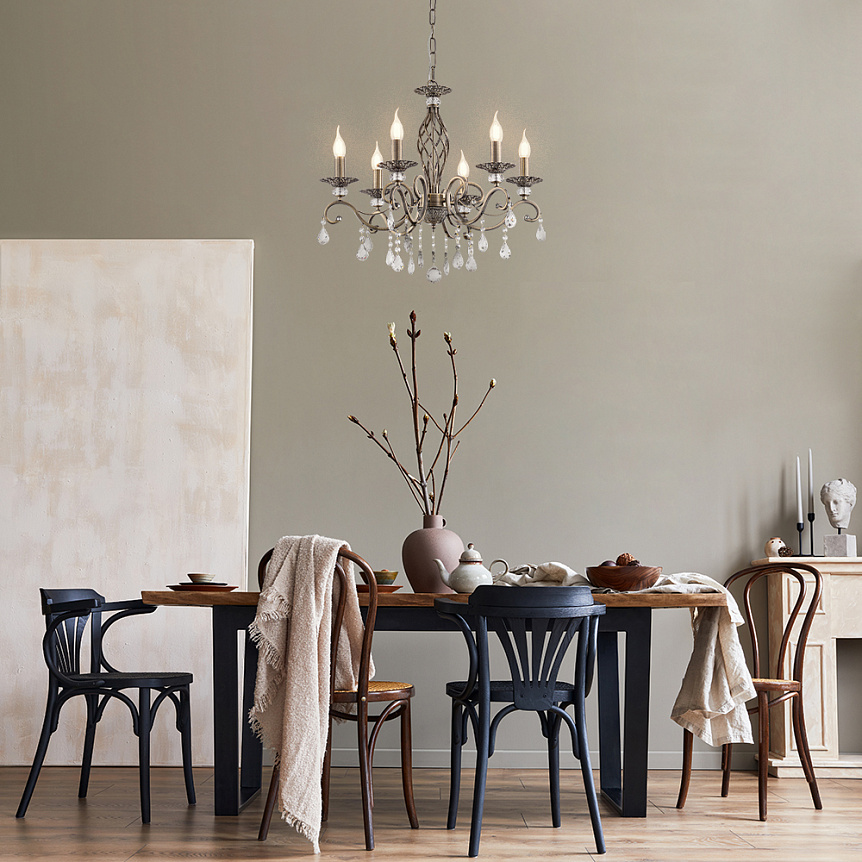 Grace Ø63 Brons taklampa från Maytoni - Dess klassiska design med svepande armar och kristalldetaljer skapar en tidl&ouml;s och sofistikerad atmosf&auml;r.