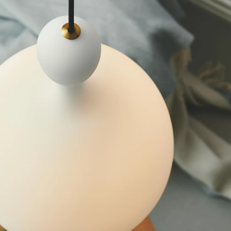 Dueodde Ø18 Opal taklampa från Halo Design - Dueodde &auml;r en serie av lampor med kurviga former och kontrasten mellan opalglas och detaljer i antikm&auml;ssing ger dessa lampor en unik stil.