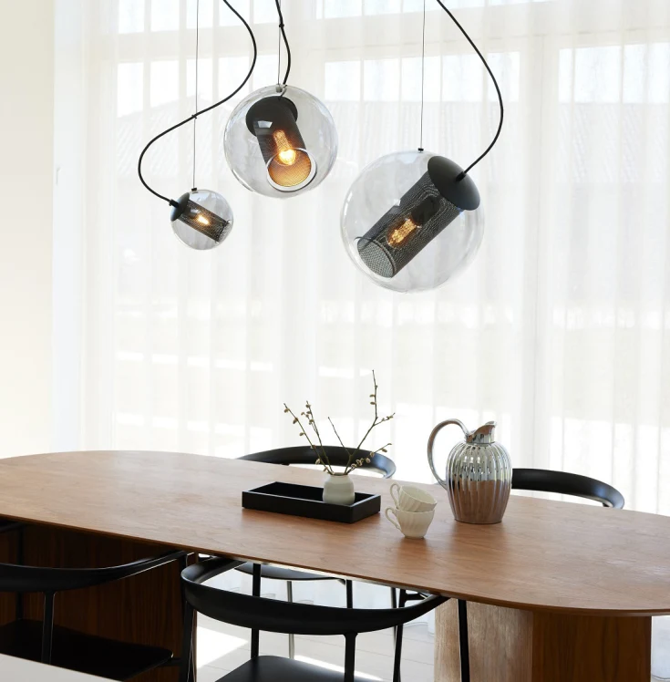 Forty-Five Ø35 Rökfärgad taklampa från Halo Design - Placera f&ouml;rslagsvis flera i grupp &ouml;ver matbordet eller i vardagsrummet.