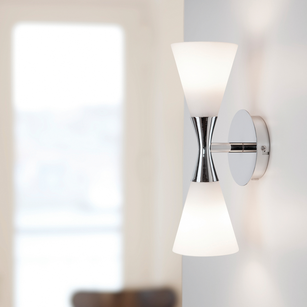 Harlekin duo Krom vägglampa från Herstal - Harlekin Duo &auml;r en elegant och stilfull v&auml;gglampa.