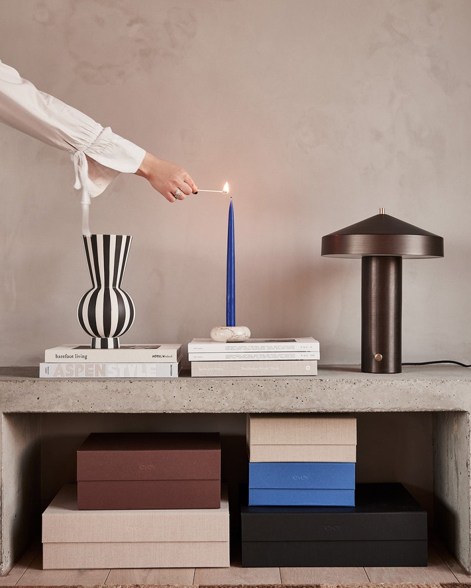 Hatto 40cm Brons bordslampa från OYOY - Hatto bordslampa i bronsfinish &auml;r som ett litet konstverk som ger b&aring;de ljus och en unik st&auml;mning till ditt hem.