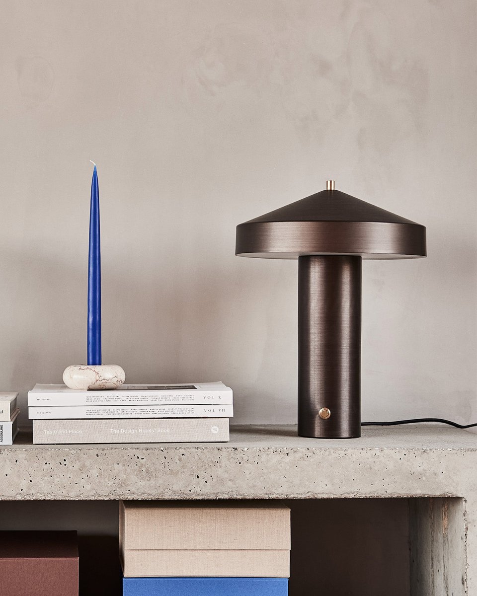 Hatto 40cm Brons bordslampa från OYOY - Hatto bordslampa i bronsfinish &auml;r som ett litet konstverk som ger b&aring;de ljus och en unik st&auml;mning till ditt hem.