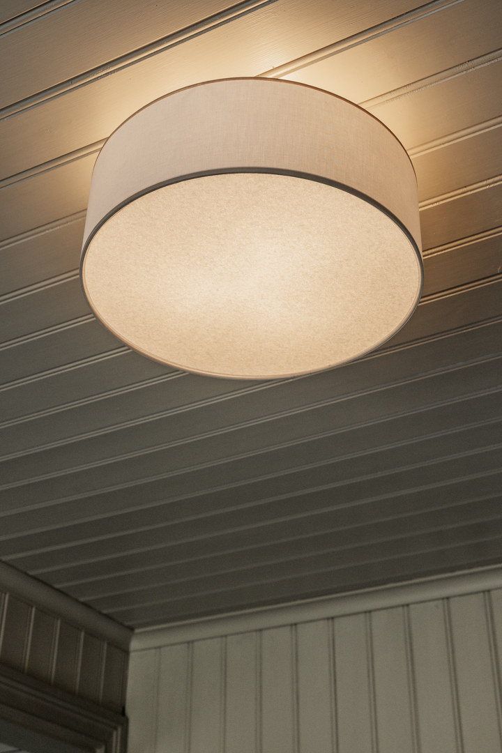 Theo Ø48 Vit/beige plafond från Alde & Lind - De beiga kantbanden ger ett klassiskt uttryck och passar in i de flesta hem.