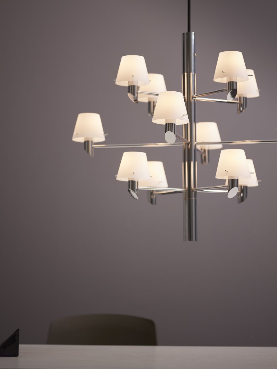 Gil Ø67 Krom taklampa från Herstal - En modern design som reflekterar ljus och liv med sj&auml;lvs&auml;ker elegans genom sk&auml;rmarna av opalglas.