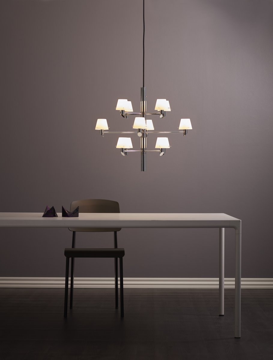 Gil Ø67 Krom taklampa från Herstal - En modern design som reflekterar ljus och liv med sj&auml;lvs&auml;ker elegans genom sk&auml;rmarna av opalglas.