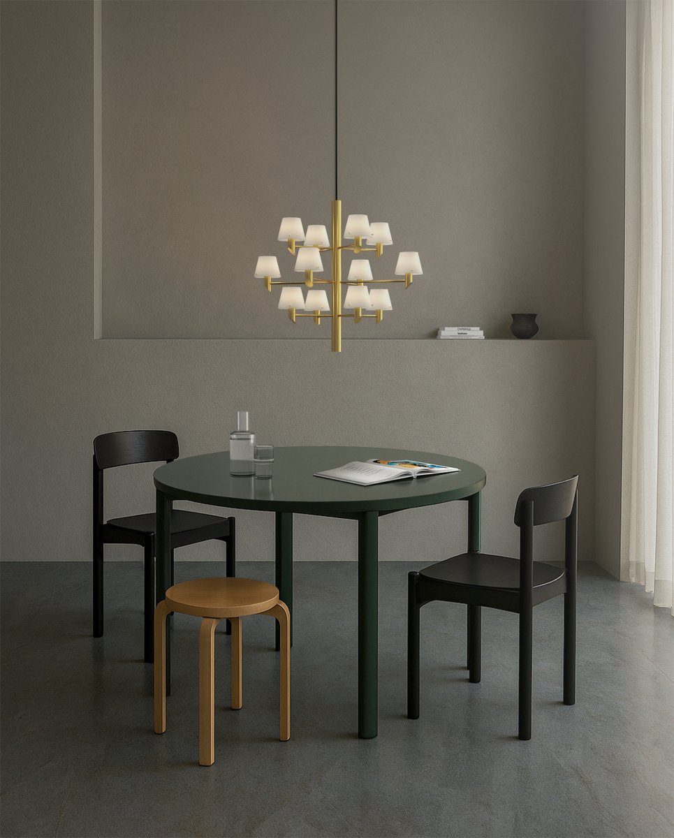 Gil Ø67 Mässing taklampa från Herstal - En modern design som reflekterar ljus och liv med sj&auml;lvs&auml;ker elegans genom sk&auml;rmarna av opalglas.