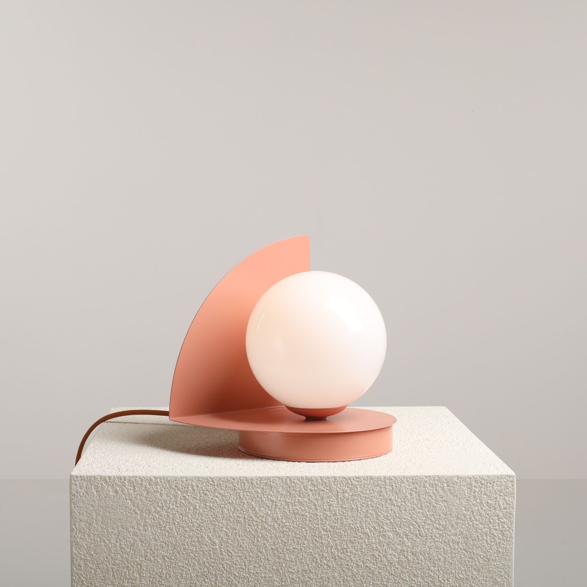 Loop 20cm Korall bordslampa från Artera - Loop &auml;r en modern bordslampa med retro design i en fin korallrosa f&auml;rg.