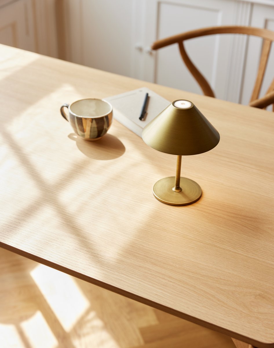 Hygge 20cm Antikmässing portabel från Halo Design - Den &auml;r IP54-klassad, vilket g&ouml;r den l&auml;mplig f&ouml;r b&aring;de inom- och utomhusbruk (dock b&ouml;r den f&ouml;rvaras och laddas inomhus).