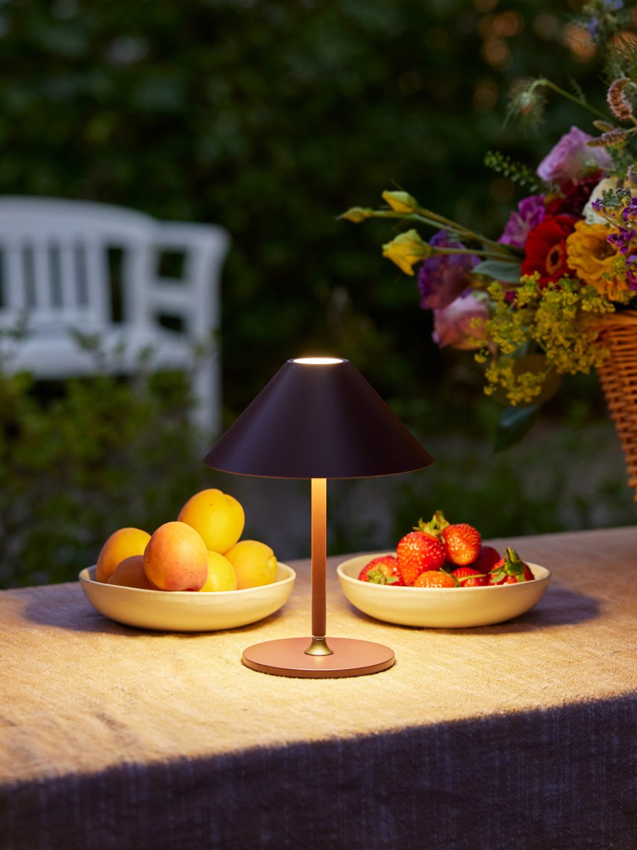 Hygge 20cm Rödbrun portabel från Halo Design - Den &auml;r IP54-klassad, vilket g&ouml;r den l&auml;mplig f&ouml;r b&aring;de inom- och utomhusbruk (dock b&ouml;r den f&ouml;rvaras och laddas inomhus).