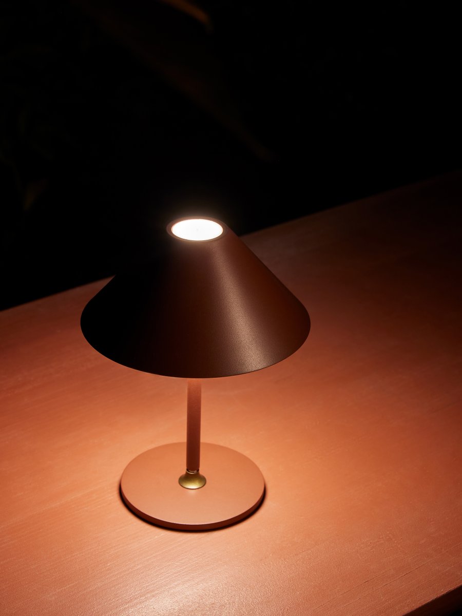 Hygge 20cm Rödbrun portabel från Halo Design - Den &auml;r IP54-klassad, vilket g&ouml;r den l&auml;mplig f&ouml;r b&aring;de inom- och utomhusbruk (dock b&ouml;r den f&ouml;rvaras och laddas inomhus).