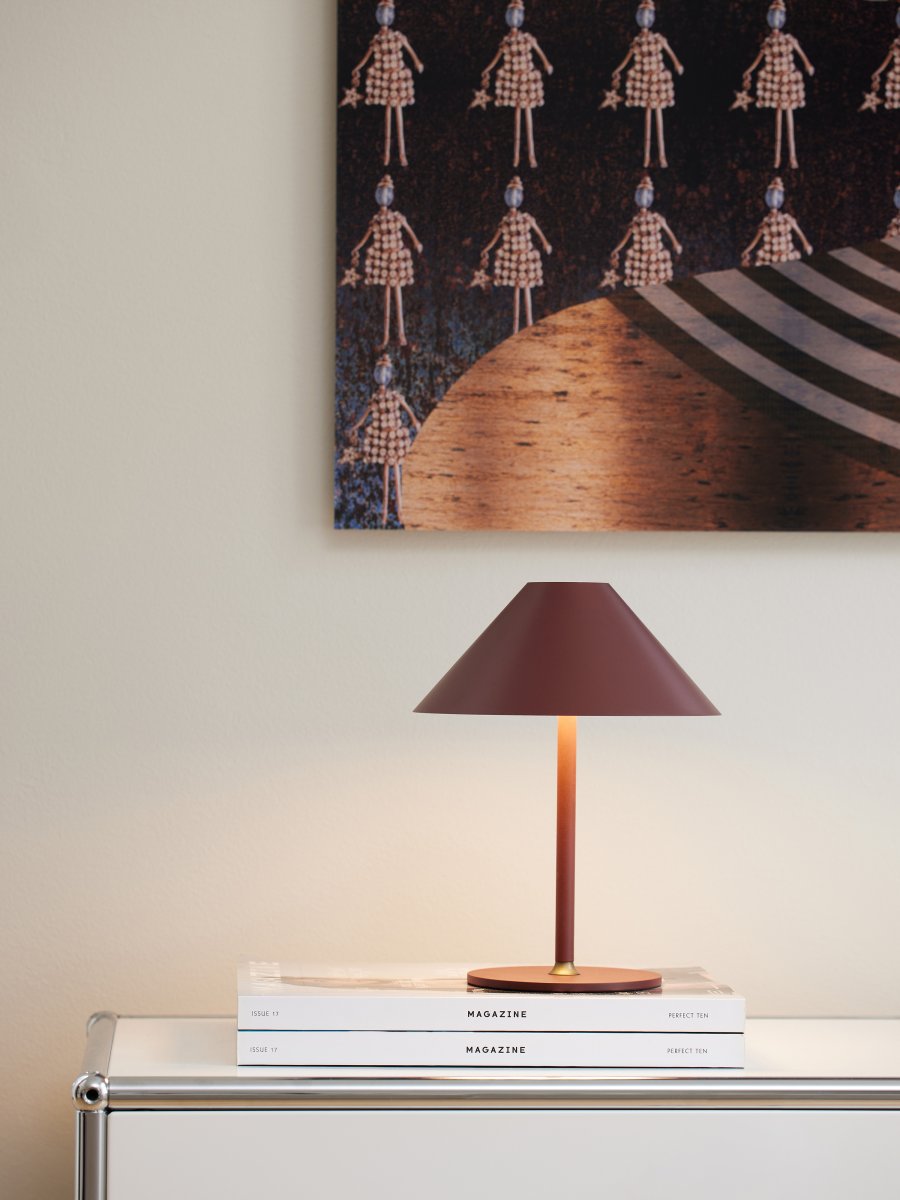 Hygge 20cm Rödbrun portabel från Halo Design - Den &auml;r IP54-klassad, vilket g&ouml;r den l&auml;mplig f&ouml;r b&aring;de inom- och utomhusbruk (dock b&ouml;r den f&ouml;rvaras och laddas inomhus).