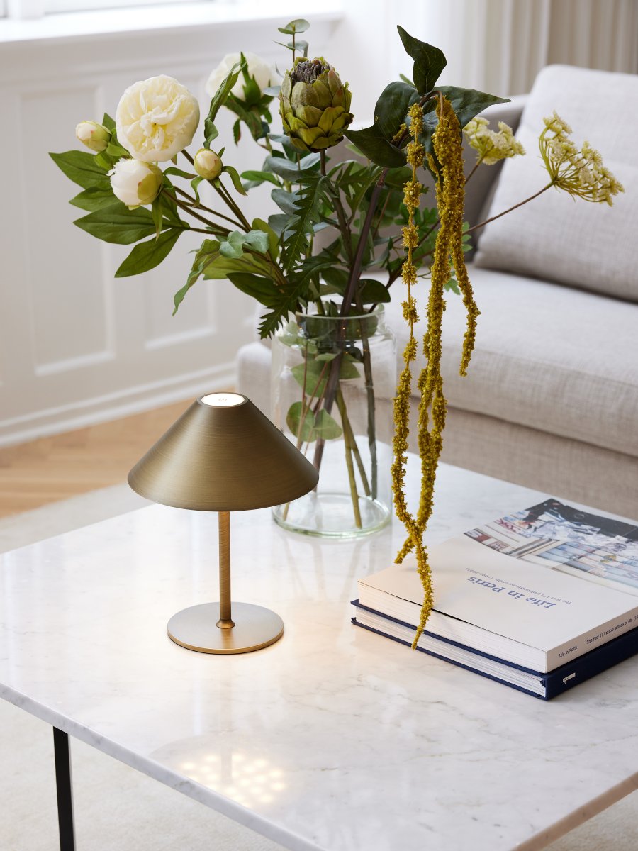 Hygge 20cm Antikmässing portabel från Halo Design - Den &auml;r IP54-klassad, vilket g&ouml;r den l&auml;mplig f&ouml;r b&aring;de inom- och utomhusbruk (dock b&ouml;r den f&ouml;rvaras och laddas inomhus).