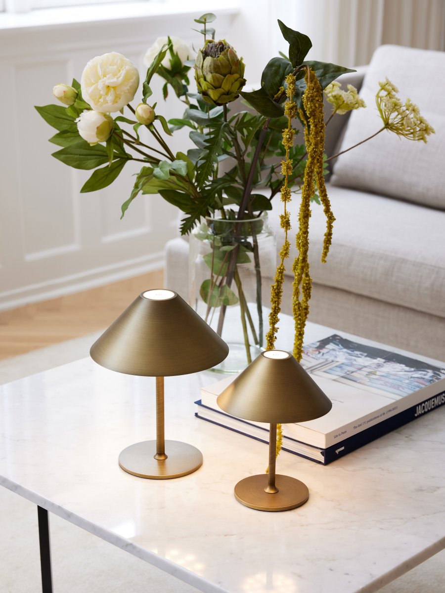 Hygge 20cm Antikmässing portabel från Halo Design - Den &auml;r IP54-klassad, vilket g&ouml;r den l&auml;mplig f&ouml;r b&aring;de inom- och utomhusbruk (dock b&ouml;r den f&ouml;rvaras och laddas inomhus).