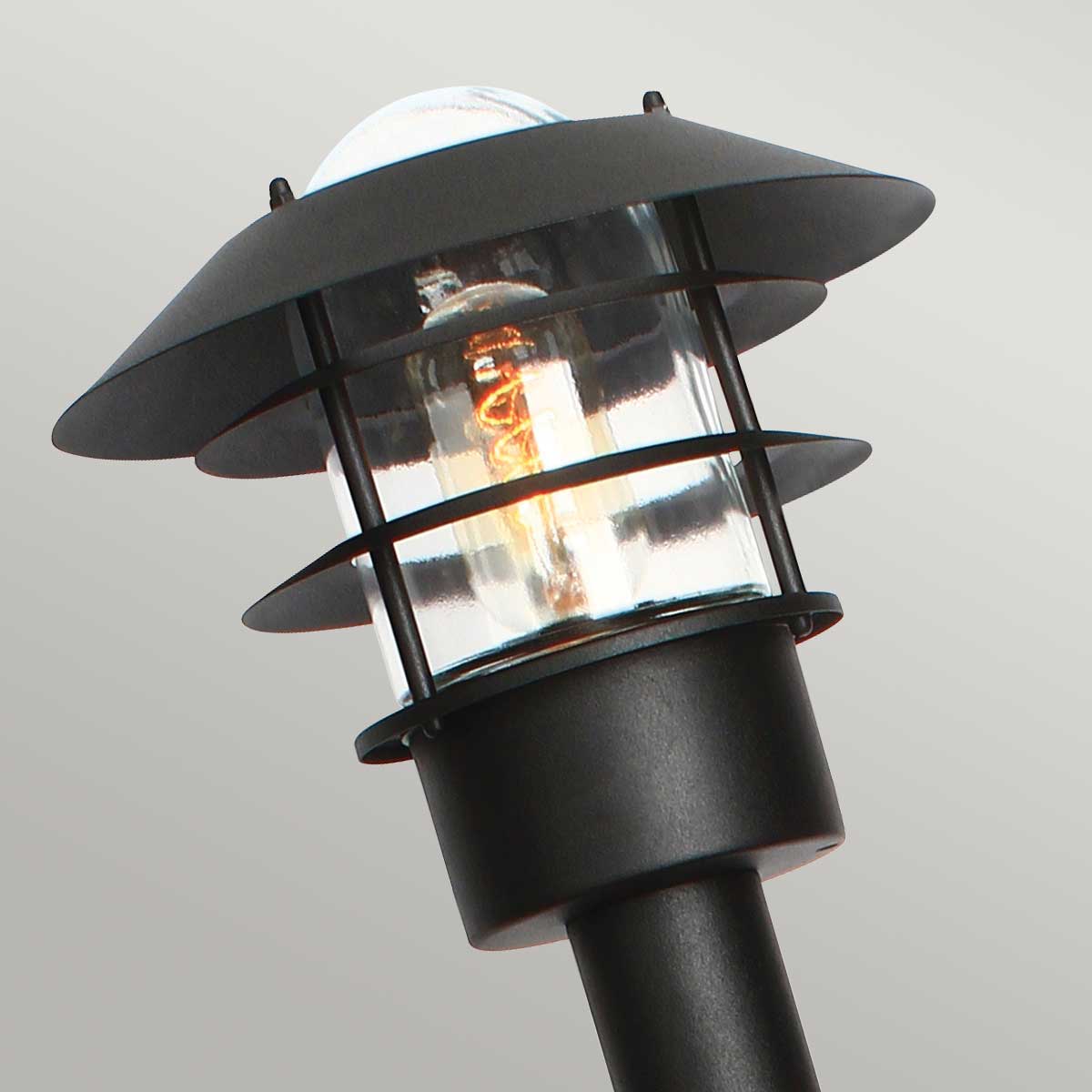 Helsingor 100cm Svart pollare från Elstead Lighting - Tillverkad av rostfritt st&aring;l i svart finish och glas, erbjuder den en slitstark och v&auml;derbest&auml;ndig konstruktion som &auml;r perfekt vid uppfarter, entr&eacute;er eller tr&auml;dg&aring;rdsg&aring;ngar.