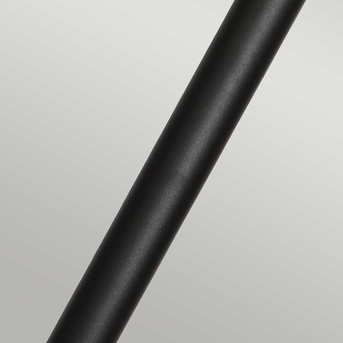 Helsingor 100cm Svart pollare från Elstead Lighting - Tillverkad av rostfritt st&aring;l i svart finish och glas, erbjuder den en slitstark och v&auml;derbest&auml;ndig konstruktion som &auml;r perfekt vid uppfarter, entr&eacute;er eller tr&auml;dg&aring;rdsg&aring;ngar.