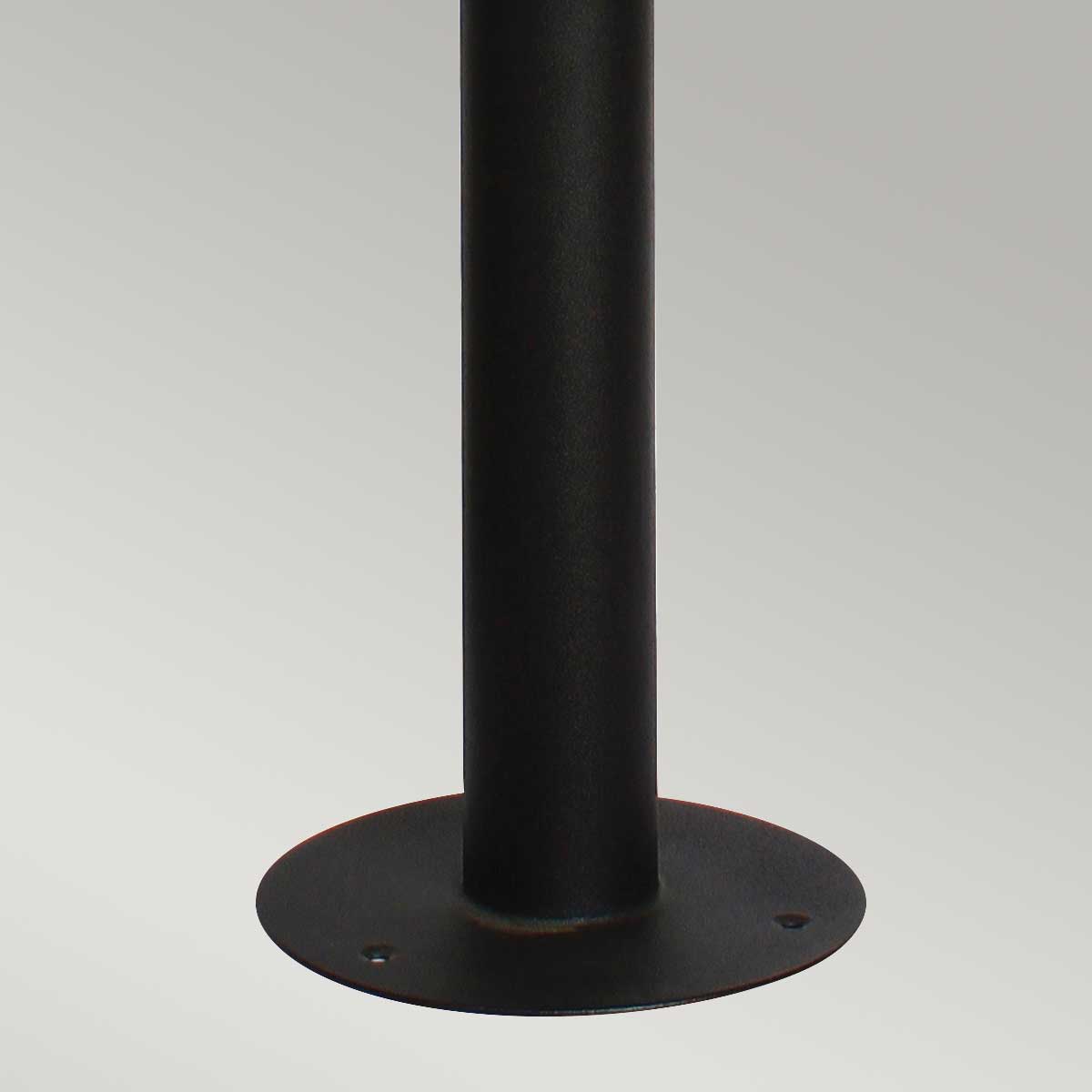 Helsingor 100cm Svart pollare från Elstead Lighting - Tillverkad av rostfritt st&aring;l i svart finish och glas, erbjuder den en slitstark och v&auml;derbest&auml;ndig konstruktion som &auml;r perfekt vid uppfarter, entr&eacute;er eller tr&auml;dg&aring;rdsg&aring;ngar.