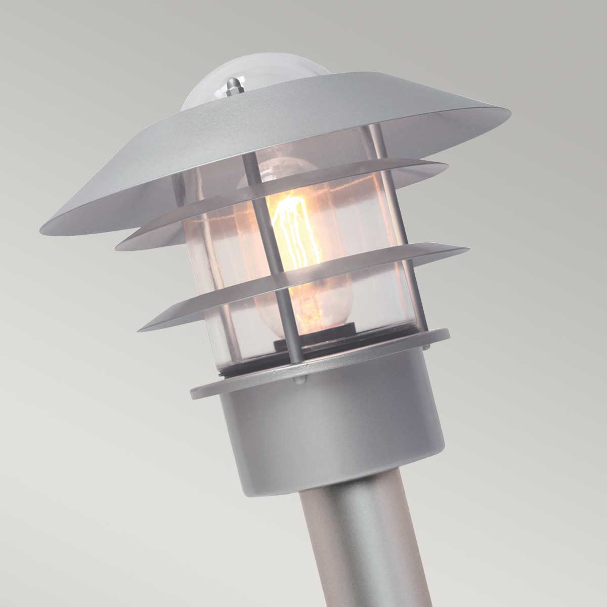 Helsingor 100cm Silver pollare från Elstead Lighting - Tillverkad av rostfritt st&aring;l i silverfinish och glas, erbjuder den en slitstark och v&auml;derbest&auml;ndig konstruktion som &auml;r perfekt vid uppfarter, entr&eacute;er eller tr&auml;dg&aring;rdsg&aring;ngar.