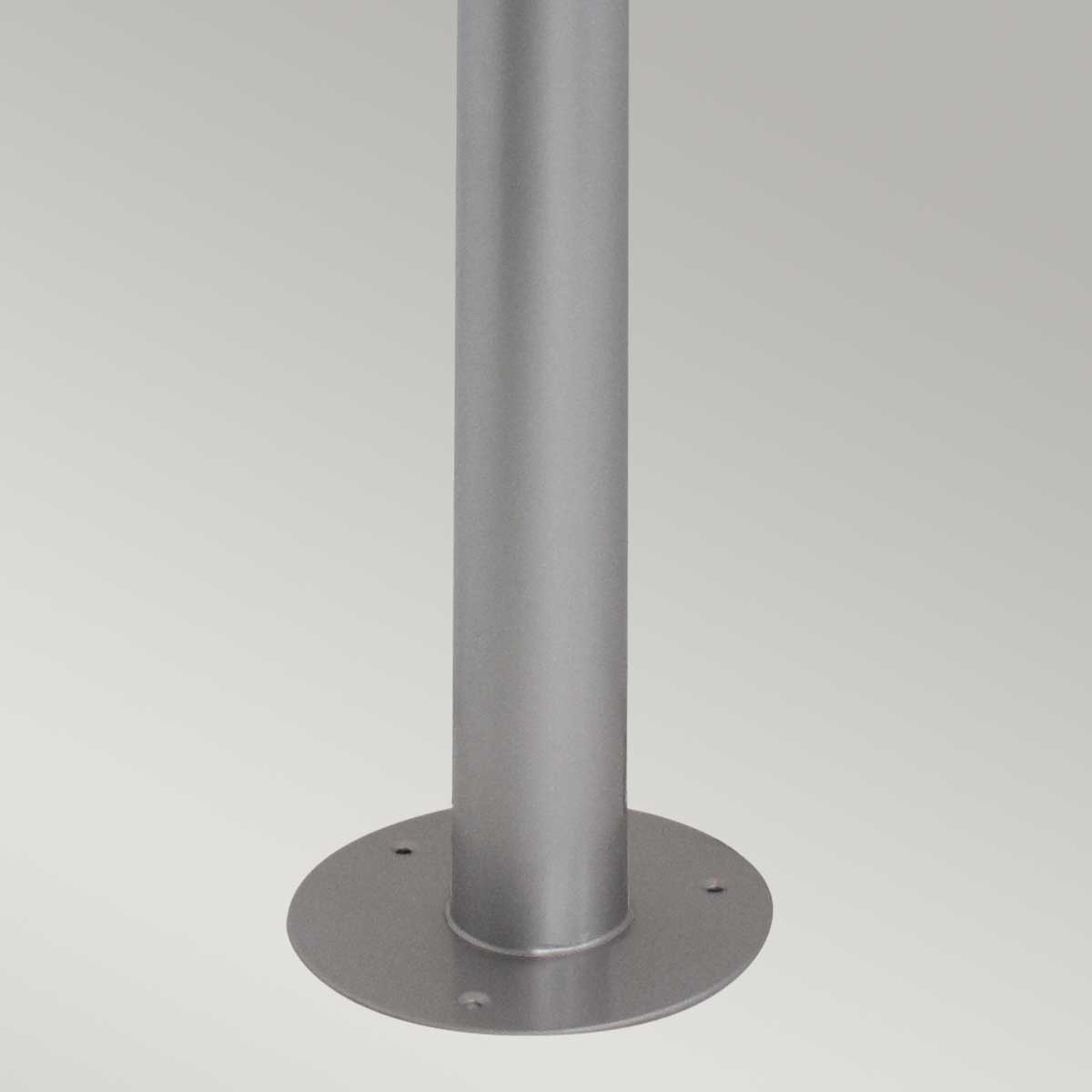 Helsingor 100cm Silver pollare från Elstead Lighting - Tillverkad av rostfritt st&aring;l i silverfinish och glas, erbjuder den en slitstark och v&auml;derbest&auml;ndig konstruktion som &auml;r perfekt vid uppfarter, entr&eacute;er eller tr&auml;dg&aring;rdsg&aring;ngar.