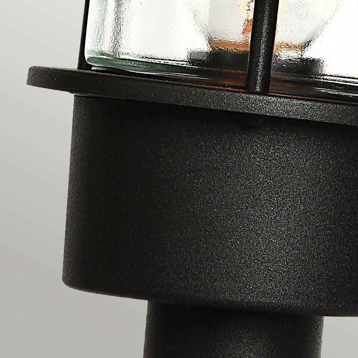 Helsingor 30cm Svart från Elstead Lighting - Tillverkad av rostfritt st&aring;l i svart finish och glas, erbjuder den en slitstark och v&auml;derbest&auml;ndig konstruktion som &auml;r perfekt f&ouml;r entr&eacute;er, tr&auml;dg&aring;rdsg&aring;ngar och uteplatser.