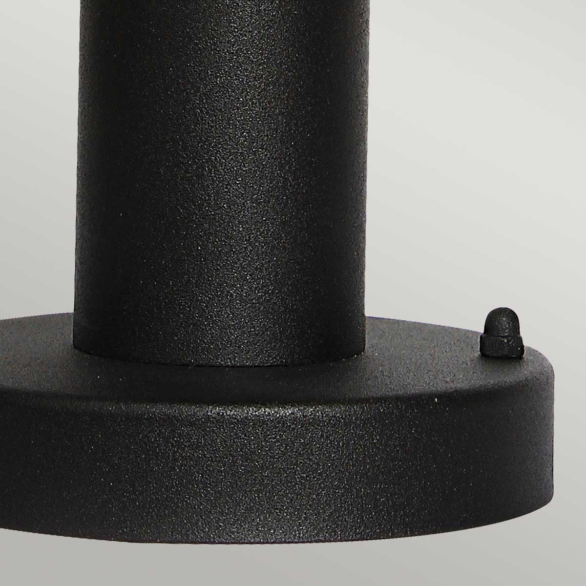 Helsingor 30cm Svart från Elstead Lighting - Tillverkad av rostfritt st&aring;l i svart finish och glas, erbjuder den en slitstark och v&auml;derbest&auml;ndig konstruktion som &auml;r perfekt f&ouml;r entr&eacute;er, tr&auml;dg&aring;rdsg&aring;ngar och uteplatser.