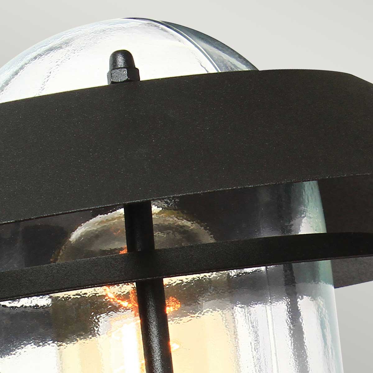Helsingor PIR Ø22 Svart utelampa från Elstead Lighting - Tillverkad av rostfritt st&aring;l i svart finish och glas, erbjuder den en robust och v&auml;derbest&auml;ndig konstruktion som &auml;r perfekt f&ouml;r fasader, entr&eacute;er och uteplatser.