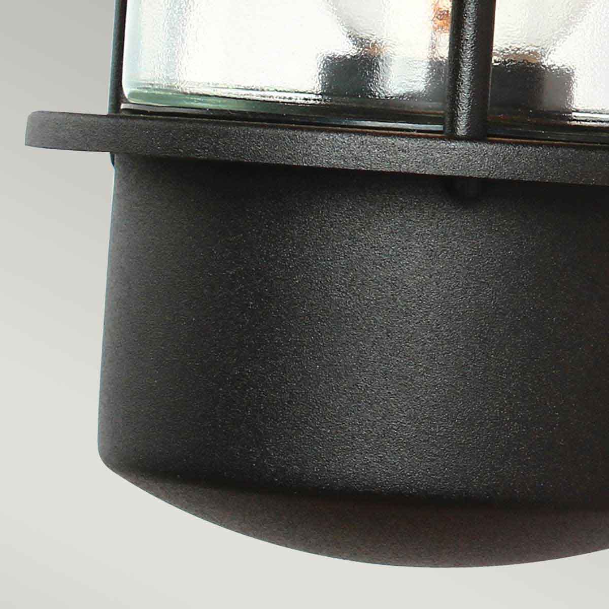 Helsingor PIR Ø22 Svart utelampa från Elstead Lighting - Tillverkad av rostfritt st&aring;l i svart finish och glas, erbjuder den en robust och v&auml;derbest&auml;ndig konstruktion som &auml;r perfekt f&ouml;r fasader, entr&eacute;er och uteplatser.