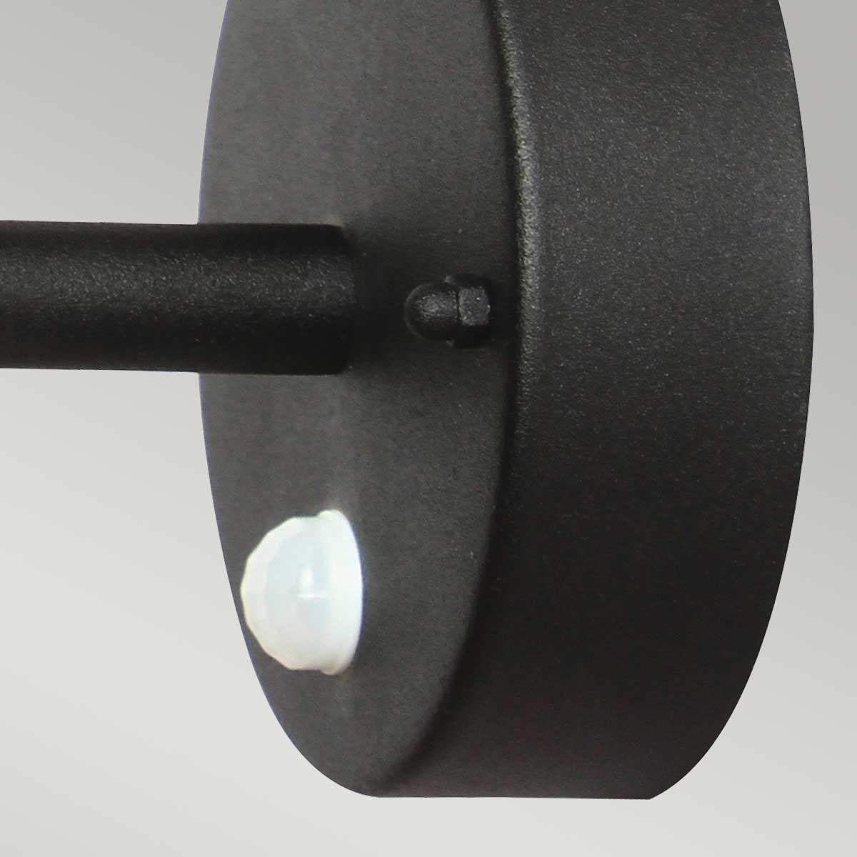 Helsingor PIR Ø22 Svart utelampa från Elstead Lighting - Tillverkad av rostfritt st&aring;l i svart finish och glas, erbjuder den en robust och v&auml;derbest&auml;ndig konstruktion som &auml;r perfekt f&ouml;r fasader, entr&eacute;er och uteplatser.