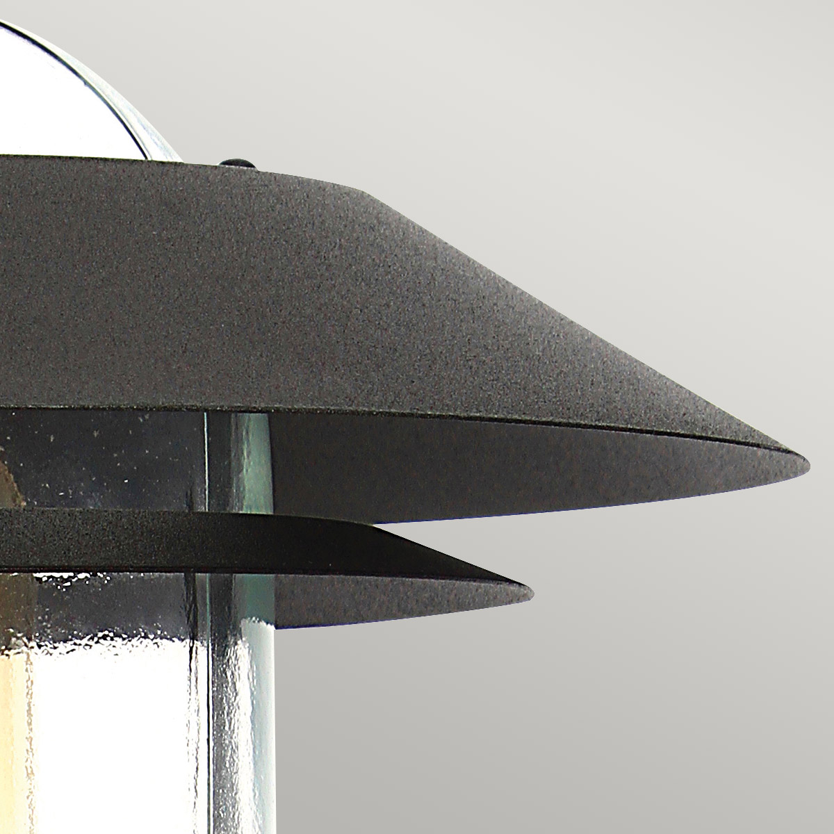 Helsingor PIR 30cm Svart från Elstead Lighting - Tillverkad av rostfritt st&aring;l i svart finish och glas, erbjuder den en robust och v&auml;derbest&auml;ndig konstruktion som &auml;r perfekt vid uppfarter, entr&eacute;er eller tr&auml;dg&aring;rdsg&aring;ngar.