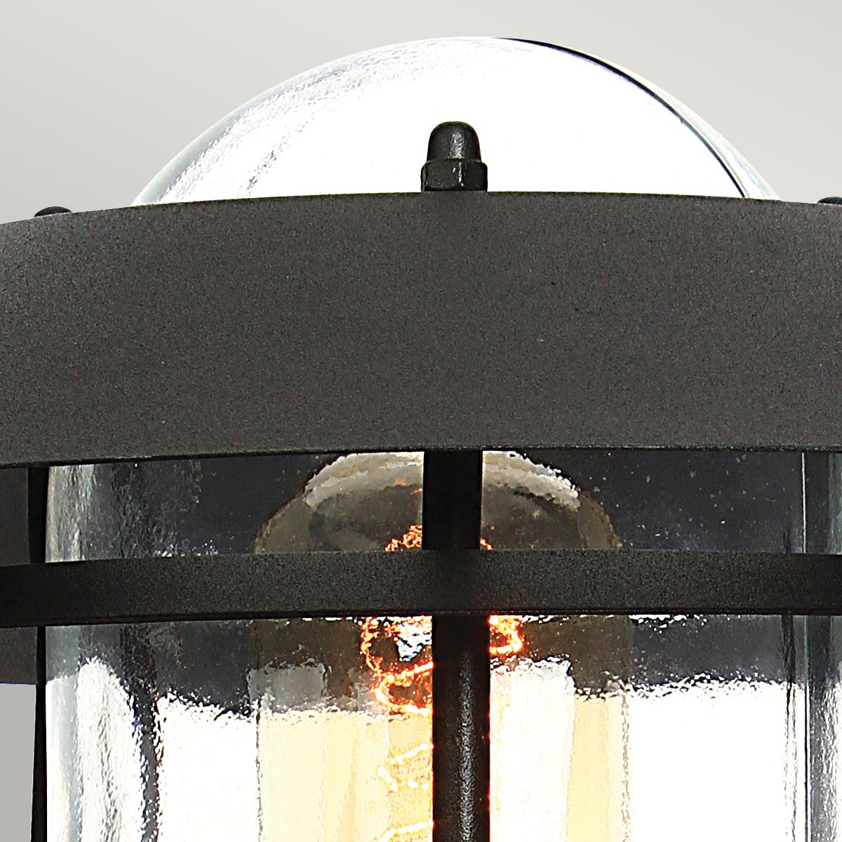 Helsingor PIR 30cm Svart från Elstead Lighting - Tillverkad av rostfritt st&aring;l i svart finish och glas, erbjuder den en robust och v&auml;derbest&auml;ndig konstruktion som &auml;r perfekt vid uppfarter, entr&eacute;er eller tr&auml;dg&aring;rdsg&aring;ngar.
