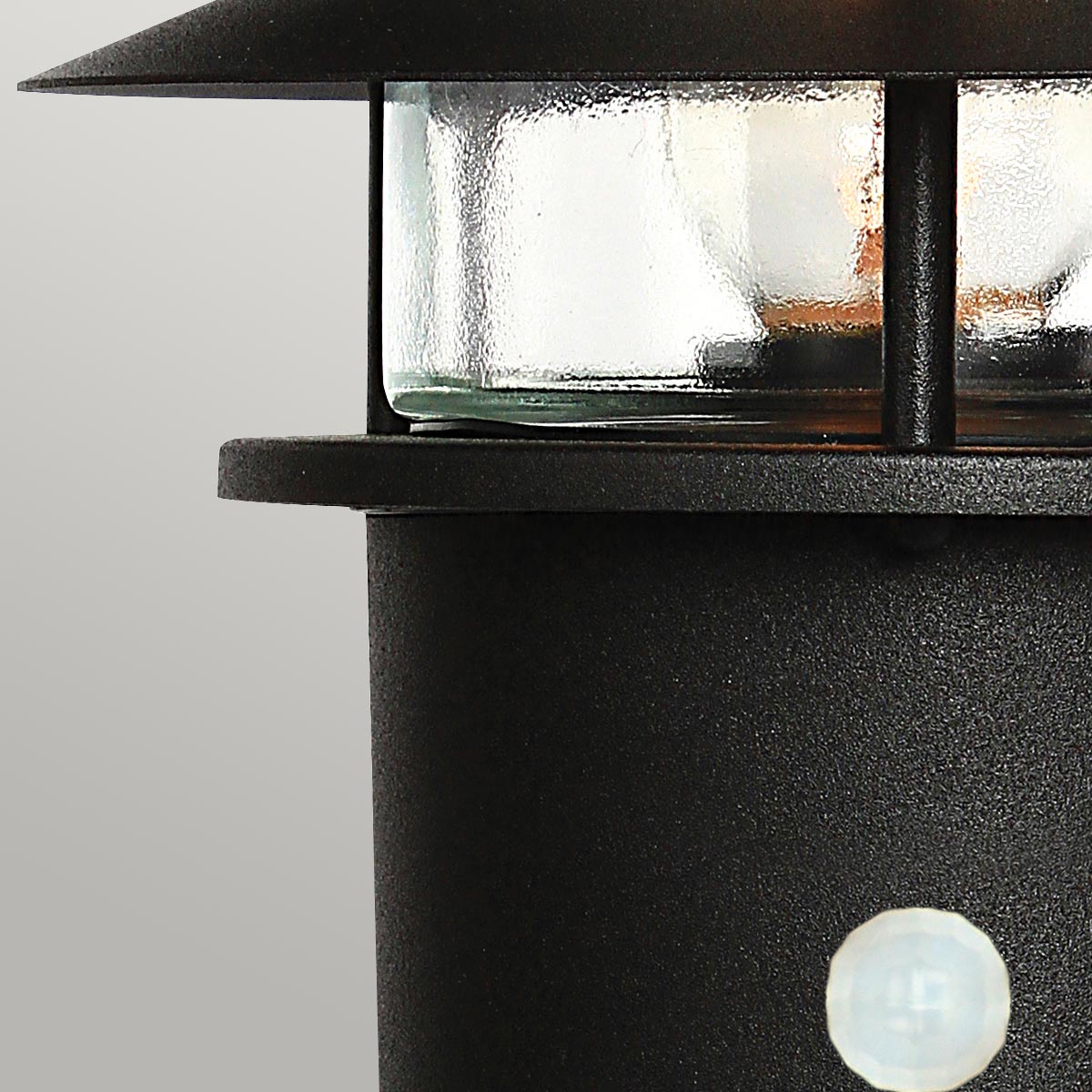 Helsingor PIR 30cm Svart från Elstead Lighting - Tillverkad av rostfritt st&aring;l i svart finish och glas, erbjuder den en robust och v&auml;derbest&auml;ndig konstruktion som &auml;r perfekt vid uppfarter, entr&eacute;er eller tr&auml;dg&aring;rdsg&aring;ngar.