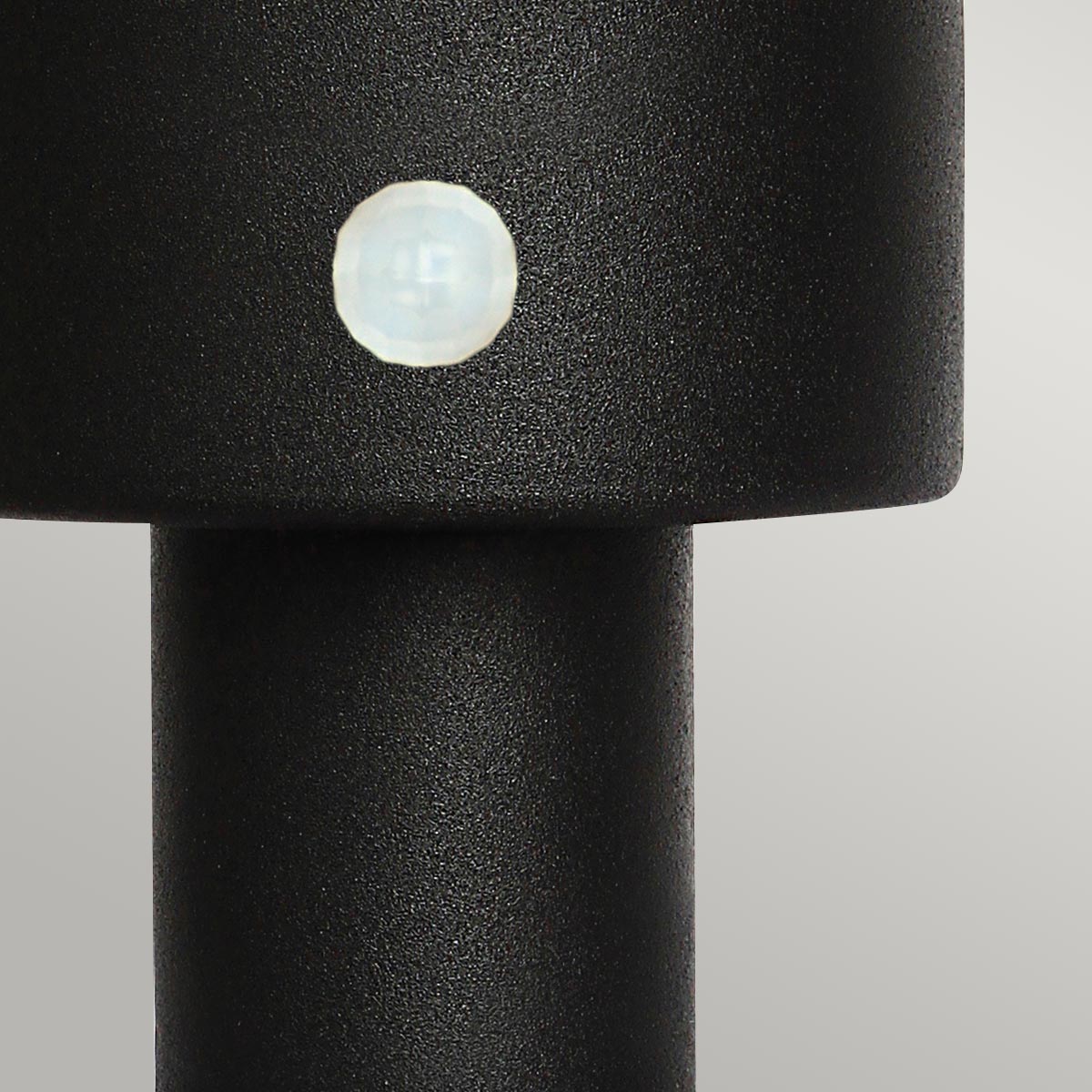 Helsingor PIR 30cm Svart från Elstead Lighting - Tillverkad av rostfritt st&aring;l i svart finish och glas, erbjuder den en robust och v&auml;derbest&auml;ndig konstruktion som &auml;r perfekt vid uppfarter, entr&eacute;er eller tr&auml;dg&aring;rdsg&aring;ngar.