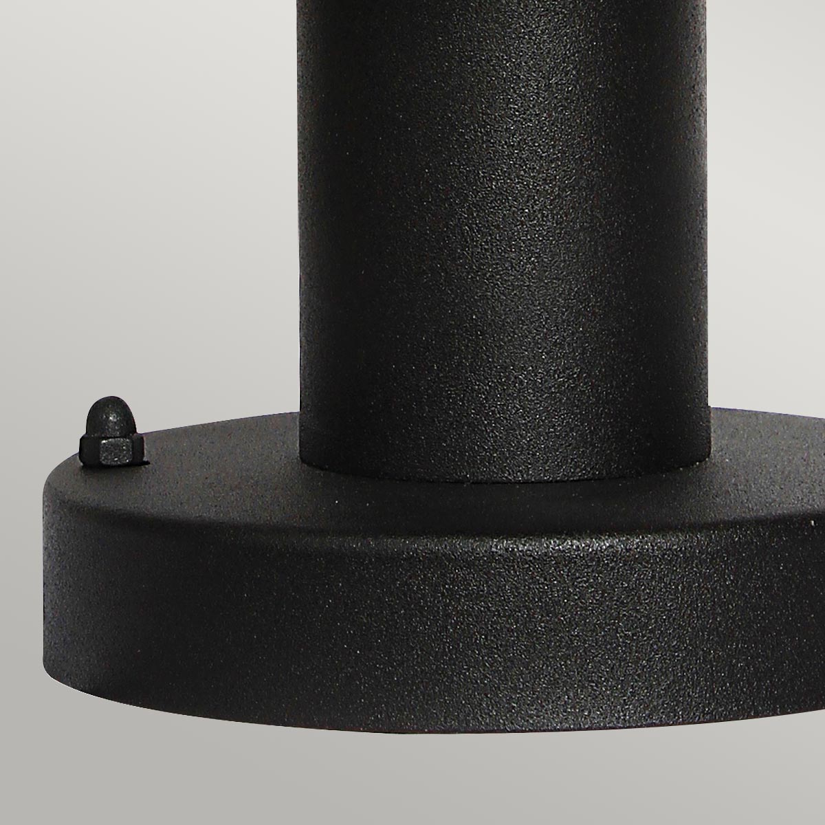 Helsingor PIR 30cm Svart från Elstead Lighting - Tillverkad av rostfritt st&aring;l i svart finish och glas, erbjuder den en robust och v&auml;derbest&auml;ndig konstruktion som &auml;r perfekt vid uppfarter, entr&eacute;er eller tr&auml;dg&aring;rdsg&aring;ngar.