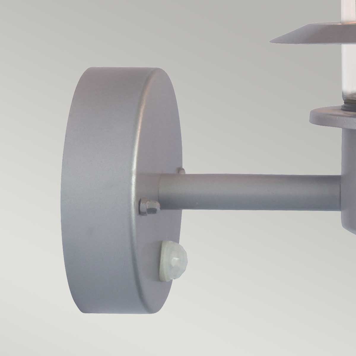 Helsingor PIR Ø22 Silver utelampa från Elstead Lighting - Tillverkad av rostfritt st&aring;l i silverfinish och glas, erbjuder den en robust och v&auml;derbest&auml;ndig konstruktion som &auml;r perfekt f&ouml;r fasader, entr&eacute;er och uteplatser.