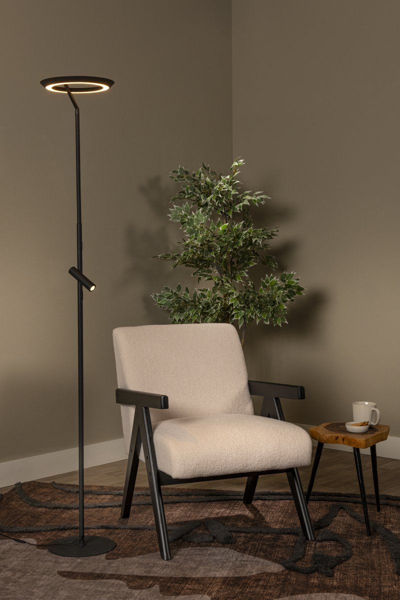 Celeste 2 Svart golvlampa från Lucide - Den runda uplighten sprider ljuset b&aring;de upp&aring;t och ned&aring;t och skapar bra allm&auml;nbelysning i rummet.