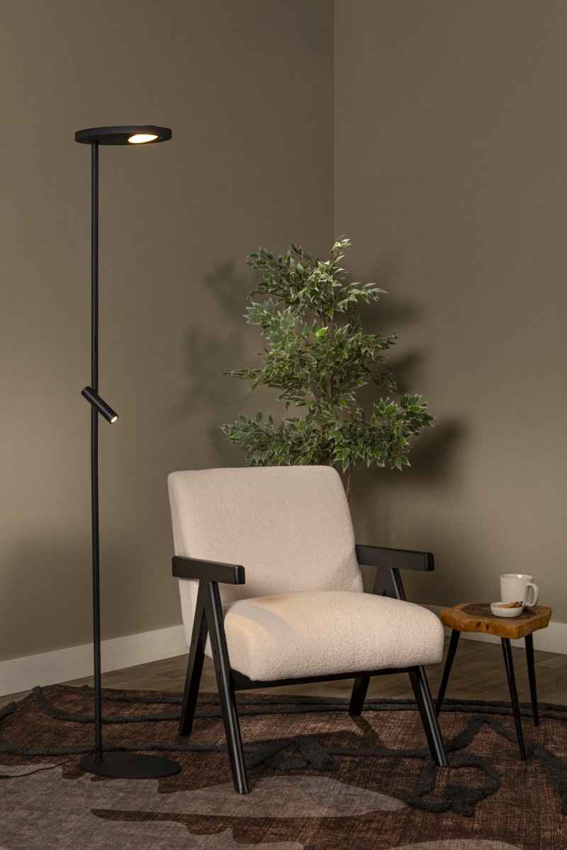Ortolan Svart golvlampa från Lucide - Uplighten har en vridbar LED-panel i cirkelform som kan roteras runt sin egen axel f&ouml;r att rikta ljuset efter behov och lyser b&aring;de upp&aring;t och ned&aring;t &ndash; 690lm upptill och 506lm nedtill.