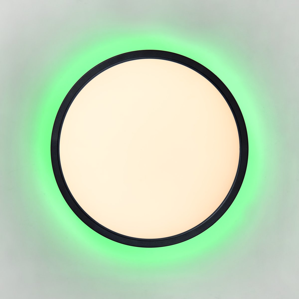 Castor Ø30 Svart badrumslampa från Lucide - Med en diameter p&aring; 32 cm och en h&ouml;jd p&aring; endast 3,5 cm &auml;r lampan b&aring;de kompakt och stilren.